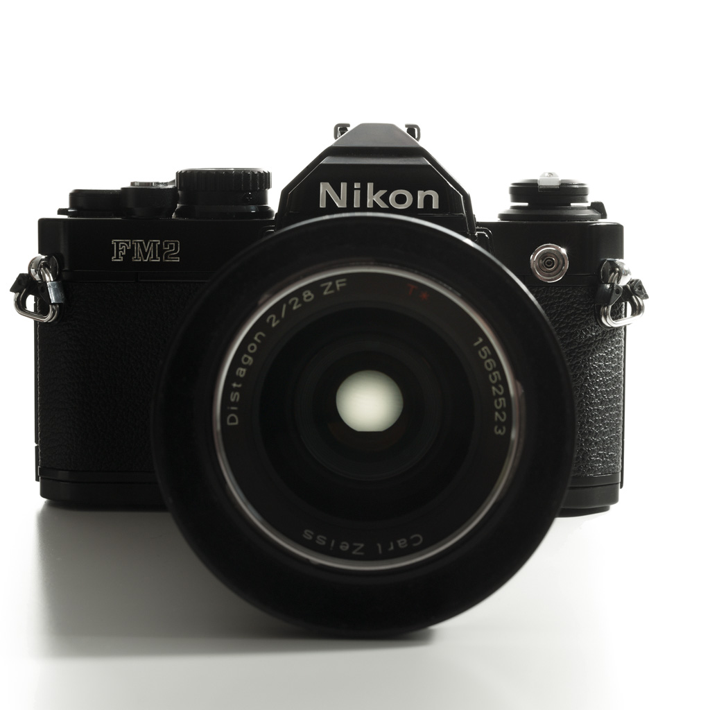 Nikon FM2 frontview, silhouet